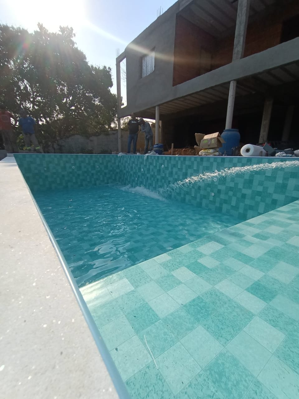 Piscina de vinil com jacuzzi integrado e área de lazer