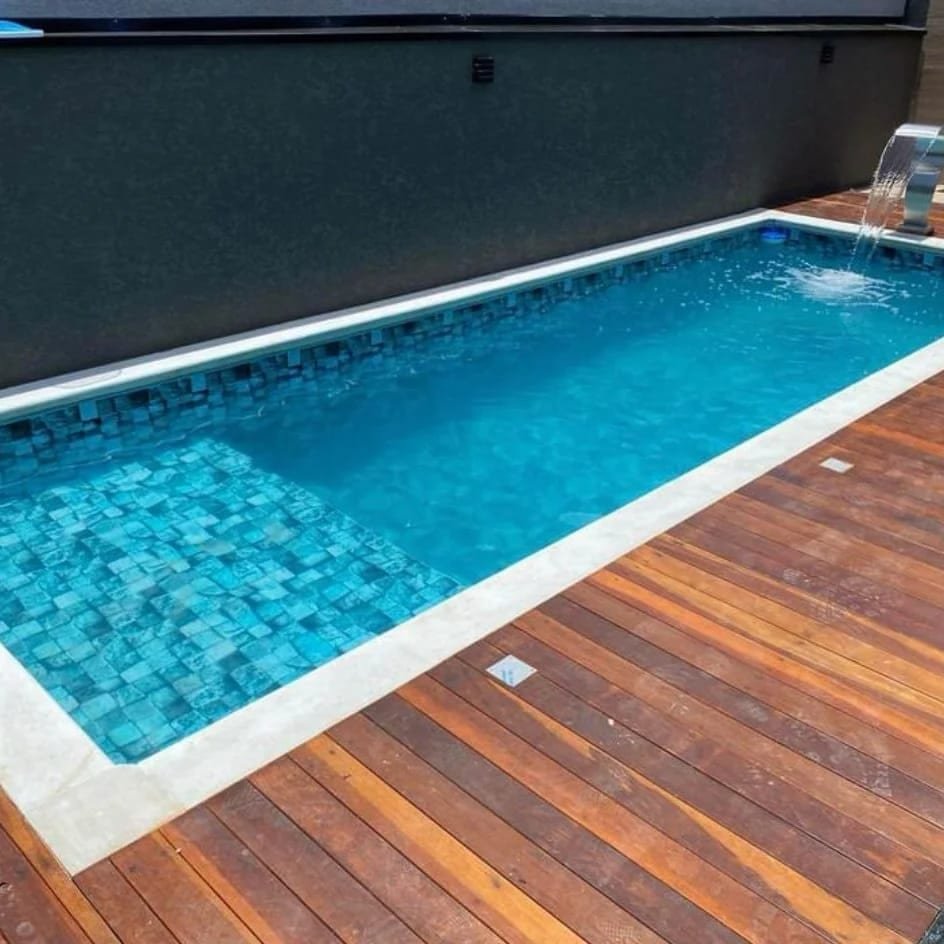 Piscina de vinil retangular com deck de madeira e cascata