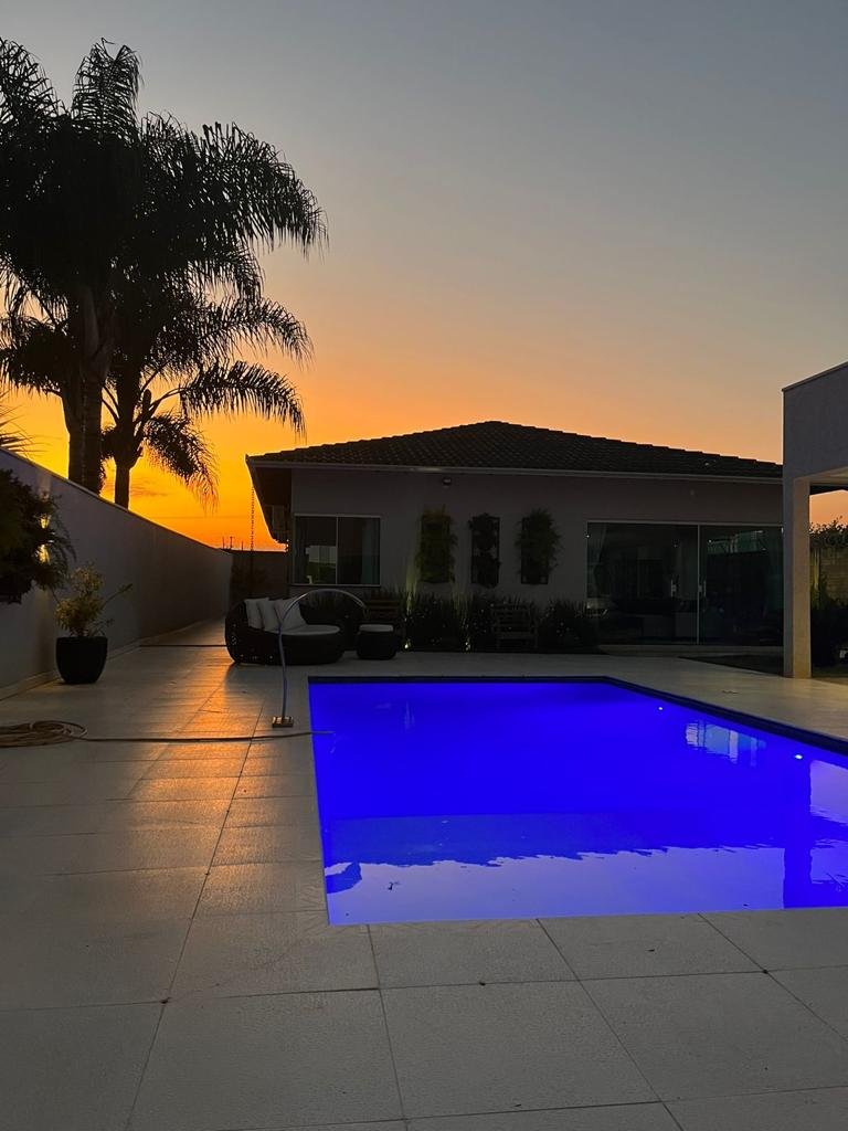 Piscina iluminada com LED azul ao entardecer