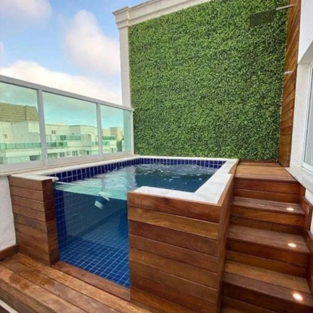 Piscina elevada com painel de jardim vertical