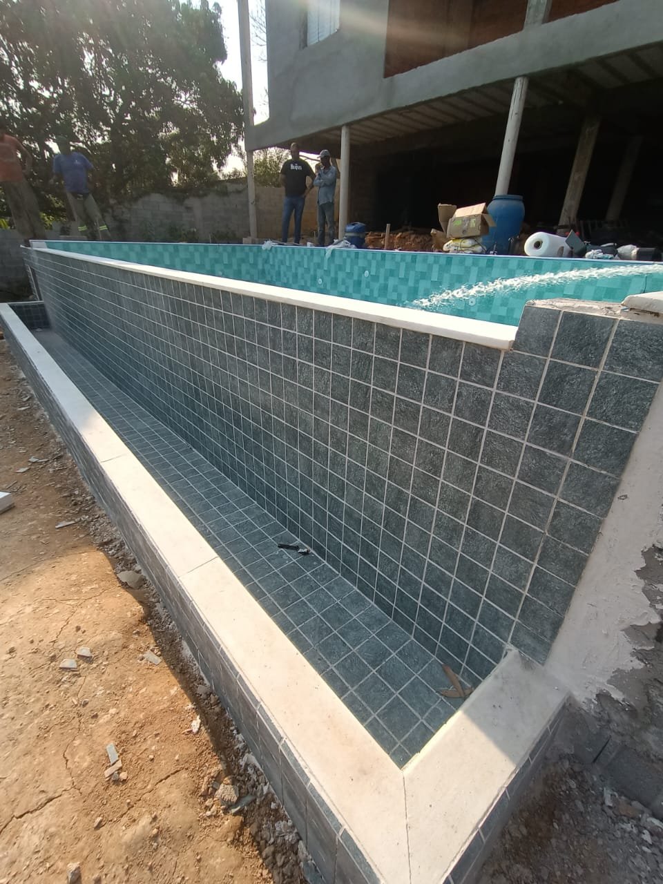 Piscina de concreto armado com acabamento em pastilha