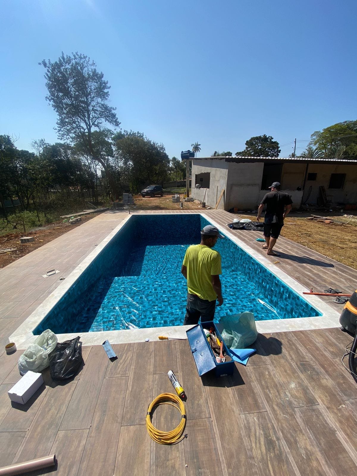 Equipe Piscinas de Vinil atendendo cliente